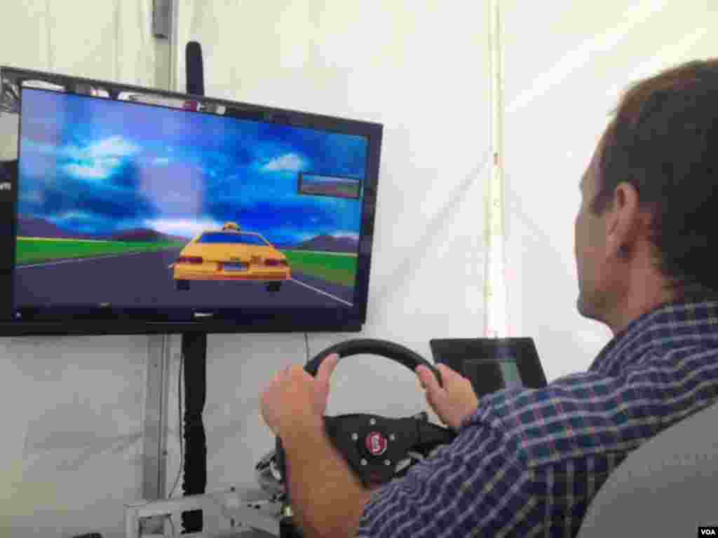 与会者试验汽车安全技术(美国之音宁馨拍摄)