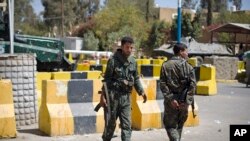 也門士兵守衛著已經暫時關閉的美國大使館