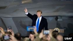 特朗普總統2019年2月28日訪問阿拉斯加美軍基地（美國空軍照片）