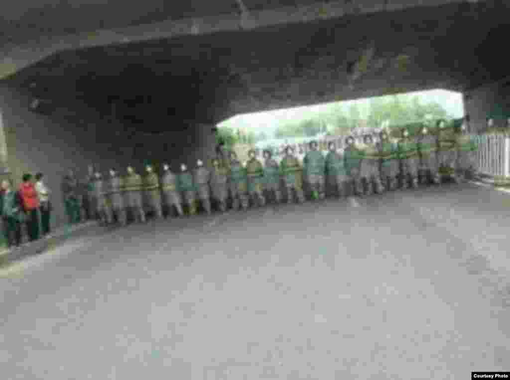 当局出动武警严阵以待。(网民提供)