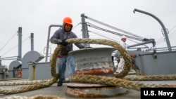 美国商务船员2016年9月26日为海军提供补给（美国海军照片）