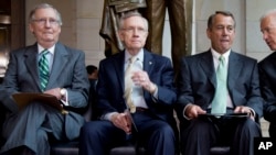 参议院共和党领袖麦康奈尔（左），民主党领袖里德（中）和众议院议长贝纳（资料照片）