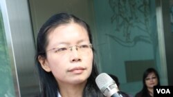 李明哲的妻子李净瑜手中拿着委托海基会转给李明哲的药品 （美国之音 杨明 拍摄)