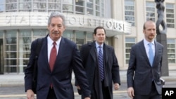 华为的律师们2019年3月14日离开纽约布鲁克林的联邦法庭。左起，律师詹姆斯·科尔，迈克尔·亚历山大·利维和大卫·比特科尔。（美联社照片）