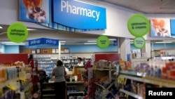在美國帕薩迪納，一名顧客等在藥店的櫃檯前。（資料照片）