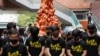 香港大学的学生在悼念六四死难者的“国殇之柱”前向死难者默哀。（2021年6月4日）
