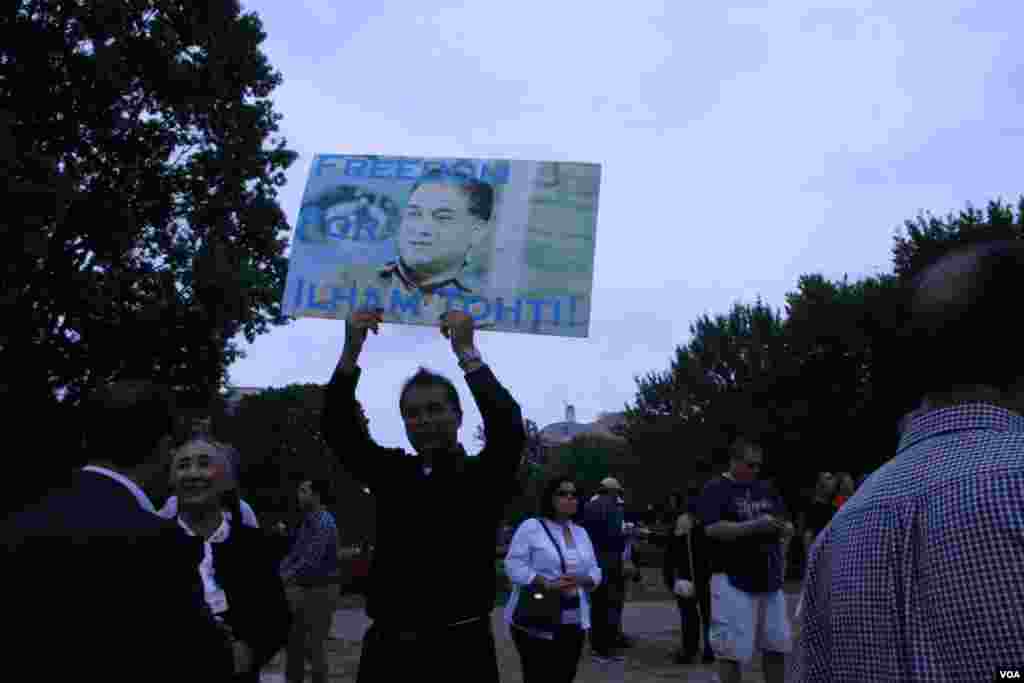 示威者高舉被拘禁維吾爾學者伊力哈木土赫提照片(美國之音鍾辰芳拍攝)