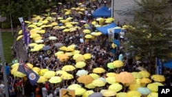 香港2017年9月民主派抗議者打起黃傘紀念佔中運動三週年。

