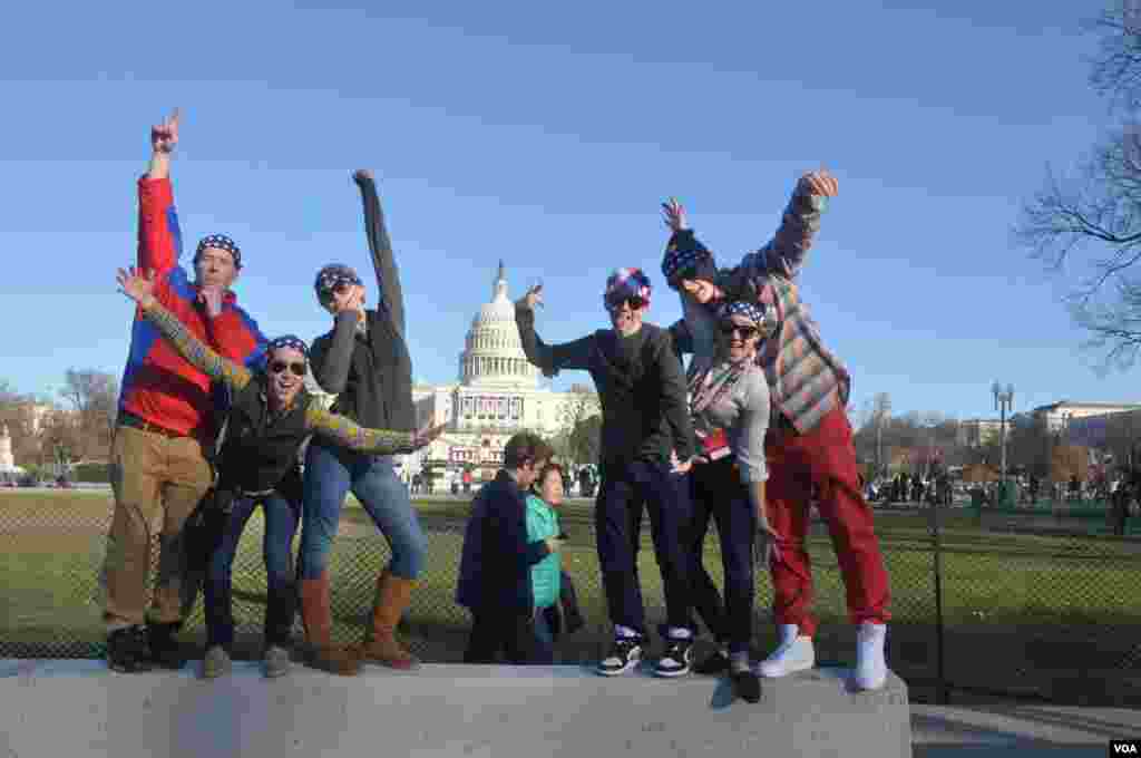 少年们在美国国会大厦前的开心瞬间。（VOA/KURDISH /Motabar Shirwani）