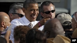 奥巴马在坦帕市向支持者发表讲话之后