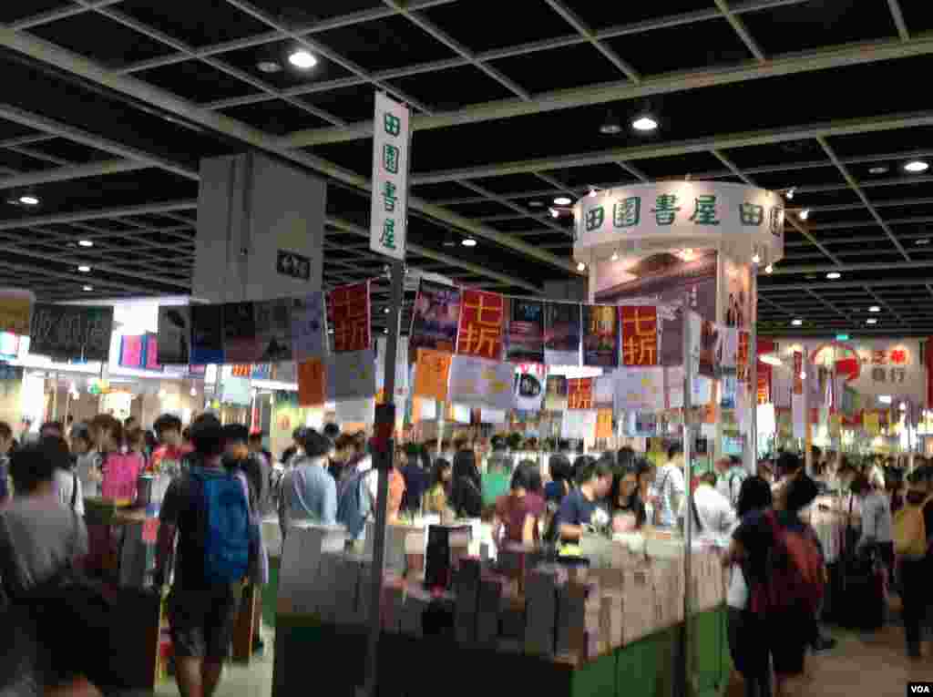 一年一度的香港書展7月20起在灣仔會展中心連續展出七天。據貿發局統計，共有640個書商參展，創下歷年新高，而主辦方也期待參觀人次可以再次突破百萬。