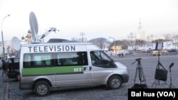 資料照片： 今日俄羅斯電視台的車輛停在克里姆林宮牆外和莫斯科紅場旁。美國之音白樺拍攝