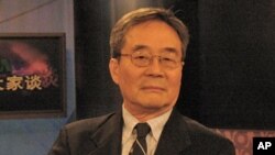 Ripening coffee cherries at a coffee farm in Buon Ma Thuot, Vietnam. (D. Schearf/VOA)