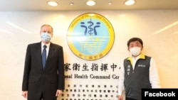 美國在台協會處長酈英傑(左）2020年4月1日拜訪台灣中央流行疫情指揮中心指揮官，台灣衛生福利部部長陳時中(AIT 臉書)