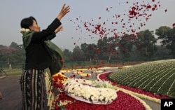 昂山素季在新德里的尼赫鲁纪念园撒花瓣纪念印度第一位总理尼赫鲁的生日（2012年11月14日））
