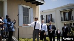 2015年8月27日美国总统奥巴马和新奥尔良市市长在新奥尔良问候卡特里娜飓风后重建区域的当地居民。