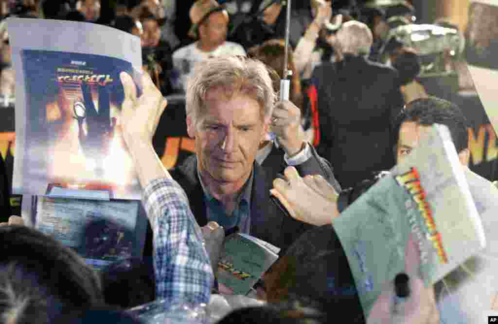 2008年6月5日，哈里森&middot;福特在东京给影迷签名（2008年）。