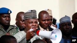 5月13日博尔诺州州长（中）与抗议者对话