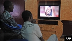 索馬里人在觀看有關青年黨領導人戈丹被炸死的新聞