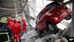 在台湾的台南，救援人员搜索一座倒塌的建筑（2016年2月6日）