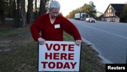 南卡罗莱纳州一名选举工作人员在加里万斯弗瑞选区为2016初选安插投票站指示牌 (2016年2月27日)