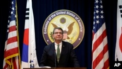 美國國防部副部長卡特3月18日在美國駐韓國大使館舉行的一次新聞發佈會上