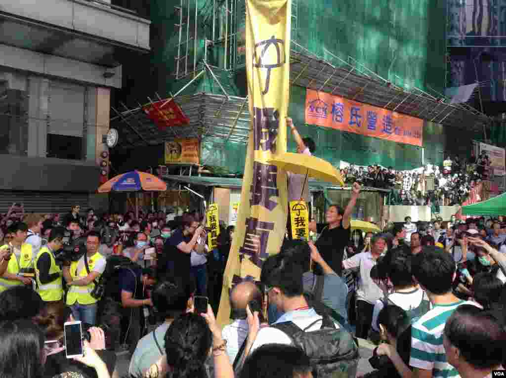 香港当局在旺角清场 (美国之音海彦拍摄)