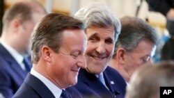 美国国务卿克里（右）与英国首相卡梅伦参加伦敦召开的国际反腐败峰会。 （2016年5月12日）