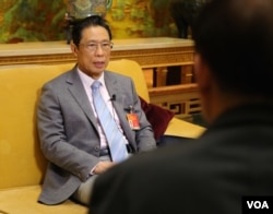 全国人大代表钟南山在两会期间接受美国之音北京分社的专访（美国之音东方拍摄）