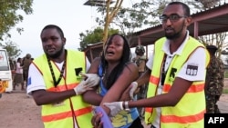 医疗救援人员在帮助索马里与基地组织有关系的恐怖组织青年党在贾瑞沙大学发动的袭击中受伤的学生。