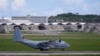 一架美国海军陆战队 C-130 大力士运输机降落在日本南部冲绳西部嘉手纳镇的嘉手纳空军基地机场。(美联社：2023年8月24日)