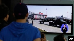 2013年5月18日韩国首都首尔火车站的电视屏幕播放朝鲜发射导弹的新闻