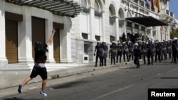 希臘示威者向警察投擲石塊