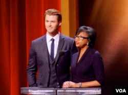 影艺学院主席斯萨克和演员克里斯•汉斯沃思（美国之音国符拍摄）