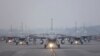 台湾空军12架F-16V战机在嘉义举行新年年度演习时在跑道上集结。（2022年1月5日）