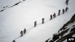 Архив: пакистанские солдаты доставляют продовольствие на высокогорную базу 