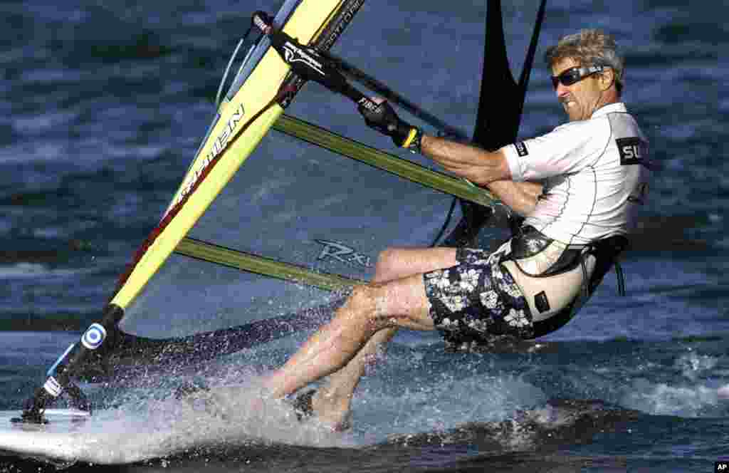 2004年8月30日，民主党总统候选人克里在麻萨诸萨州的海岸附近玩风帆。