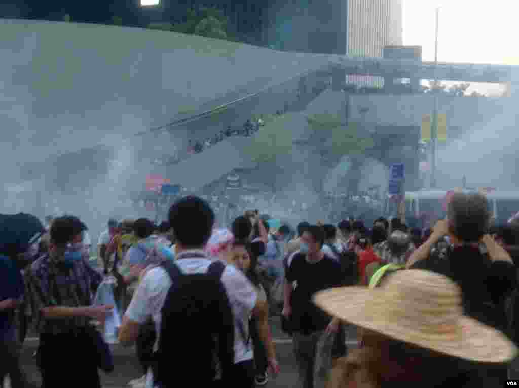 港人声援占中抗拒警方封锁中环金钟多处瘫痪（美国之音海彦拍摄） 