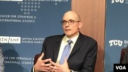 美國中央情報局東亞與太平洋使命中心副助理主任柯林斯2019年3月20日在戰略與國際研究中心有關中國崛起的研討會上發言（美國之音莉雅拍攝）