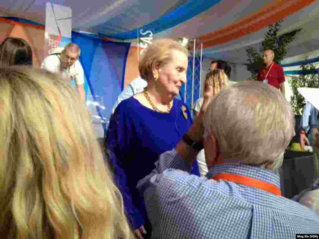 美国前国务卿奥尔布赖特和与会者交谈（美国之音宁馨拍摄）