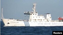 中国海监船2012年4月10日在斯卡伯勒浅滩海域拦阻菲律宾军舰，不让菲方逮捕中国渔民