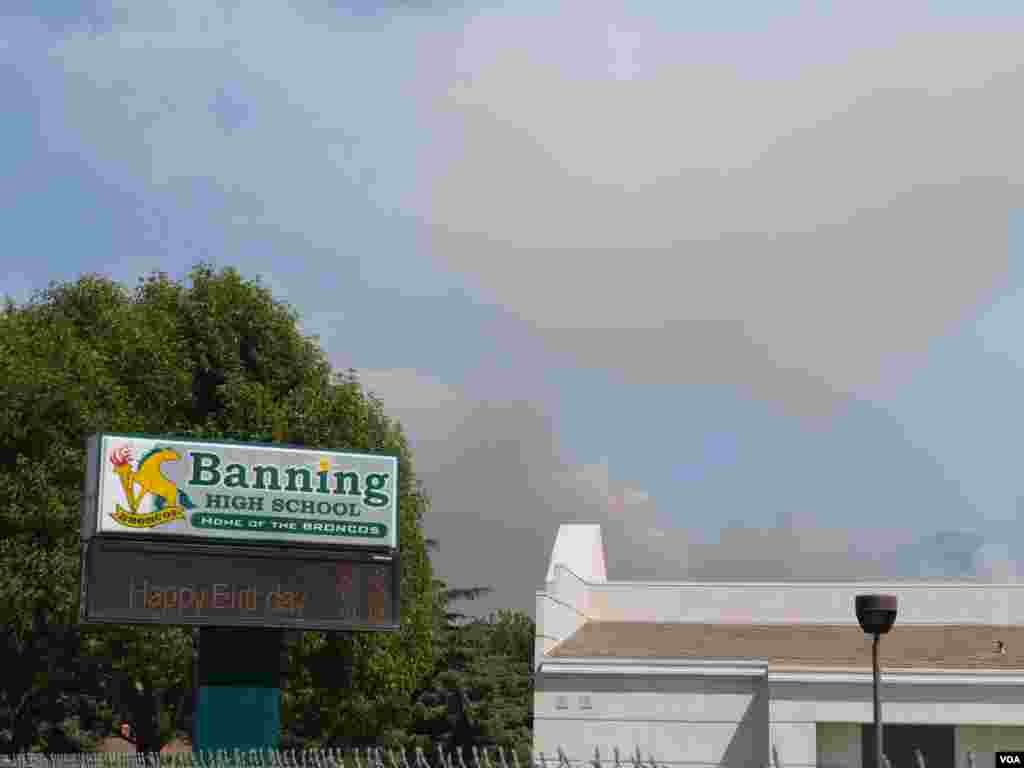 班宁南面山区为主要火场（美国之音国符拍摄）