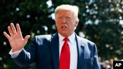 特朗普總統在8月9日前往新澤西州他擁有的高爾夫俱樂部之前在白宮南草坪對記者講話