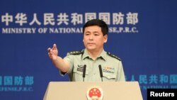 中国国防部发言人任国强2017年5月主持记者会（路透社）