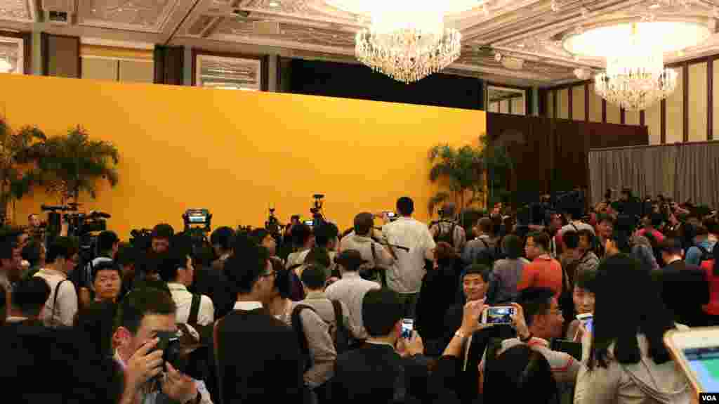 马习会场上国际中外媒体云集 （美国之音记者李逸华拍摄）