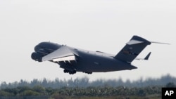 美國一架C-17軍用運輸機星期六從佛羅里達州的空軍基地起飛，向委內瑞拉運送救援物資。