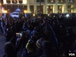 莫斯科的广场上警察包围示威者