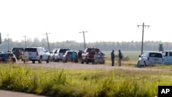 美国一架军用运输机在密西西比州坠落，应急人员站在82号公路沿线待命(2017年7月10日)