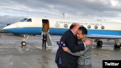 美國駐瑞士大使麥克馬倫（Edward McMullen)12月7日在蘇黎世機場迎接被伊朗釋放的王夕越。