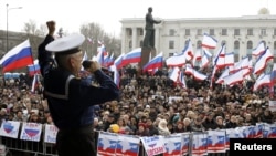 俄罗斯黑海舰队歌舞团的一名演员在3月9日的一次亲俄罗斯的机会上演出